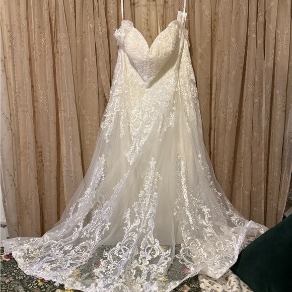 Oleg Cassini Plus size ivory Wedding Dress - only tried on once. Style 8CWG954 - Picture 4 of 16